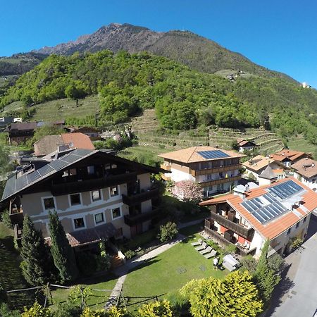 Ferienwohnungen St Hippolyt Mit Hallenbad Algund Exterior foto