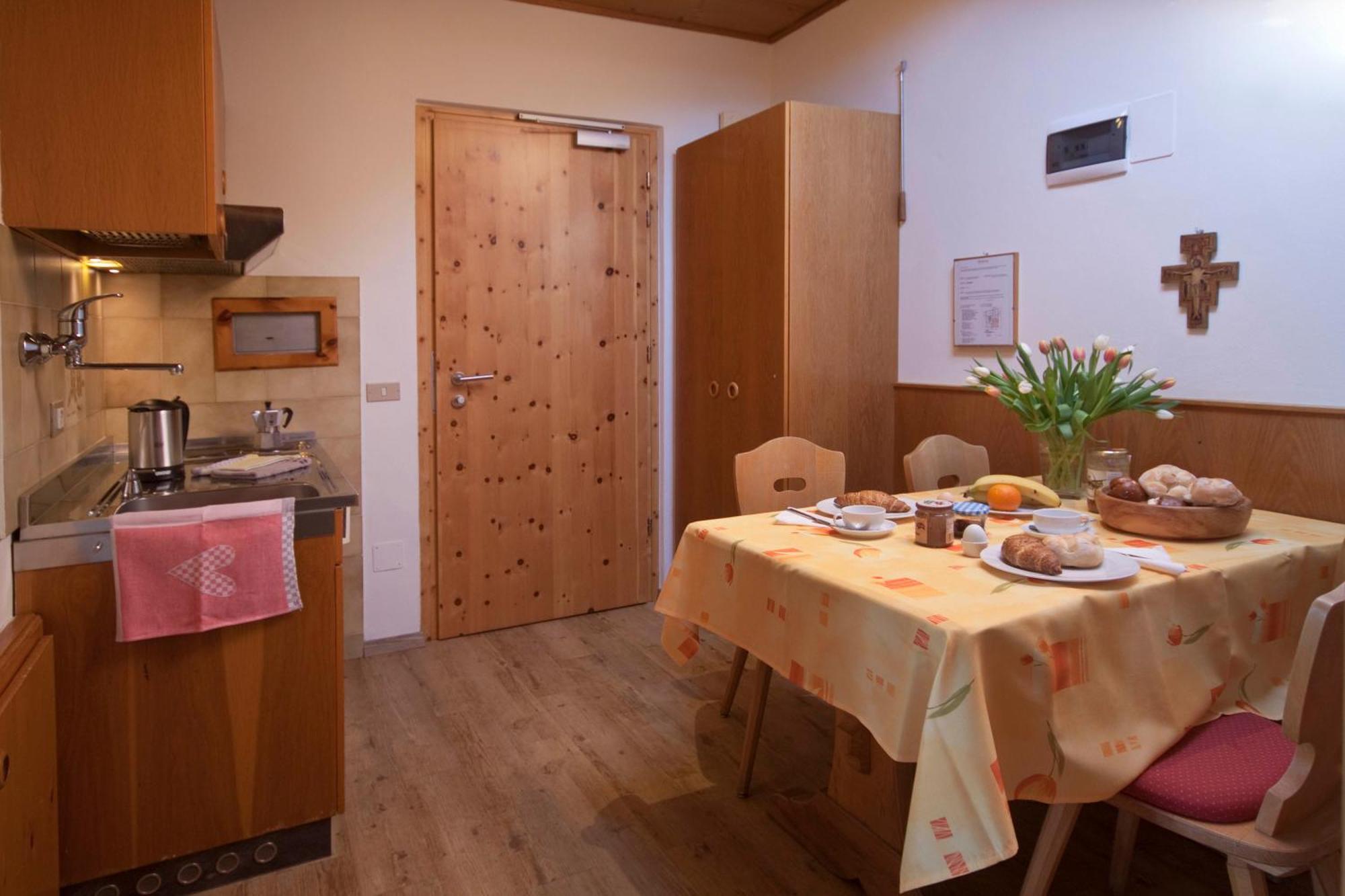 Ferienwohnungen St Hippolyt Mit Hallenbad Algund Exterior foto
