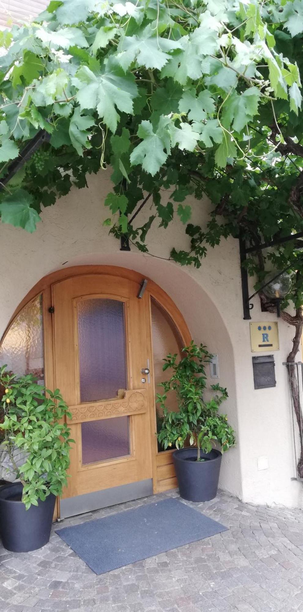 Ferienwohnungen St Hippolyt Mit Hallenbad Algund Exterior foto
