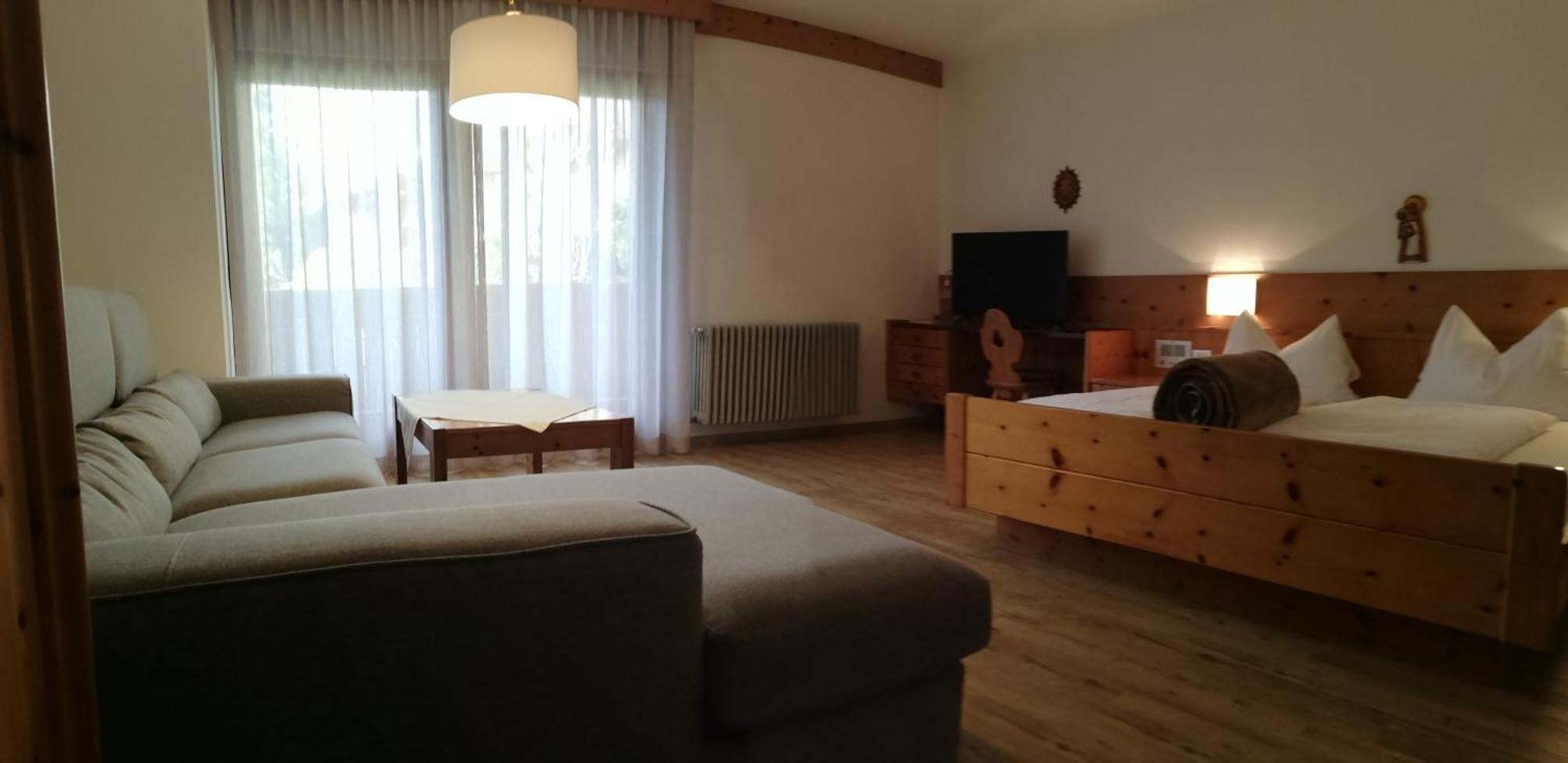 Ferienwohnungen St Hippolyt Mit Hallenbad Algund Exterior foto