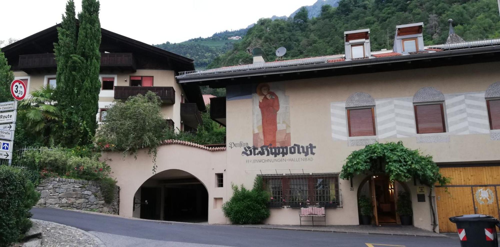 Ferienwohnungen St Hippolyt Mit Hallenbad Algund Exterior foto