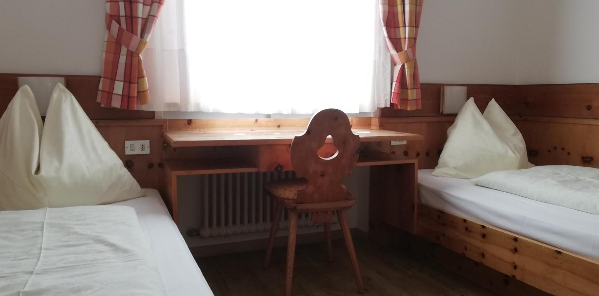 Ferienwohnungen St Hippolyt Mit Hallenbad Algund Exterior foto