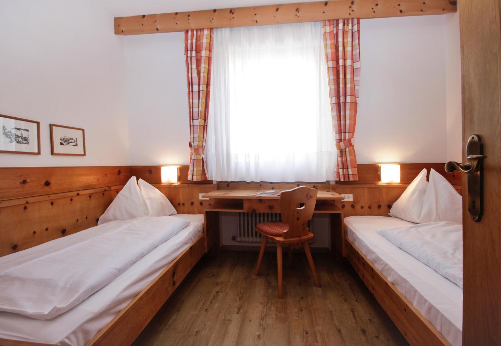 Ferienwohnungen St Hippolyt Mit Hallenbad Algund Exterior foto