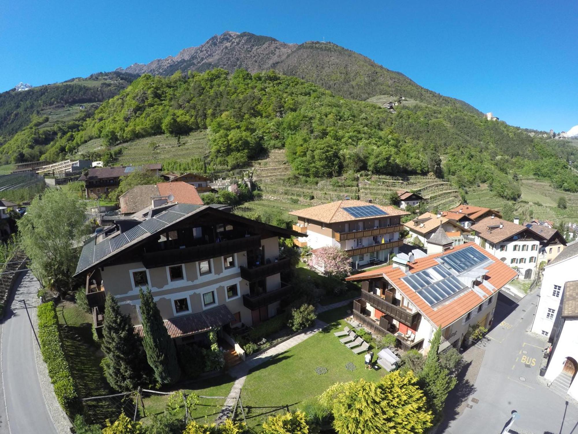 Ferienwohnungen St Hippolyt Mit Hallenbad Algund Exterior foto