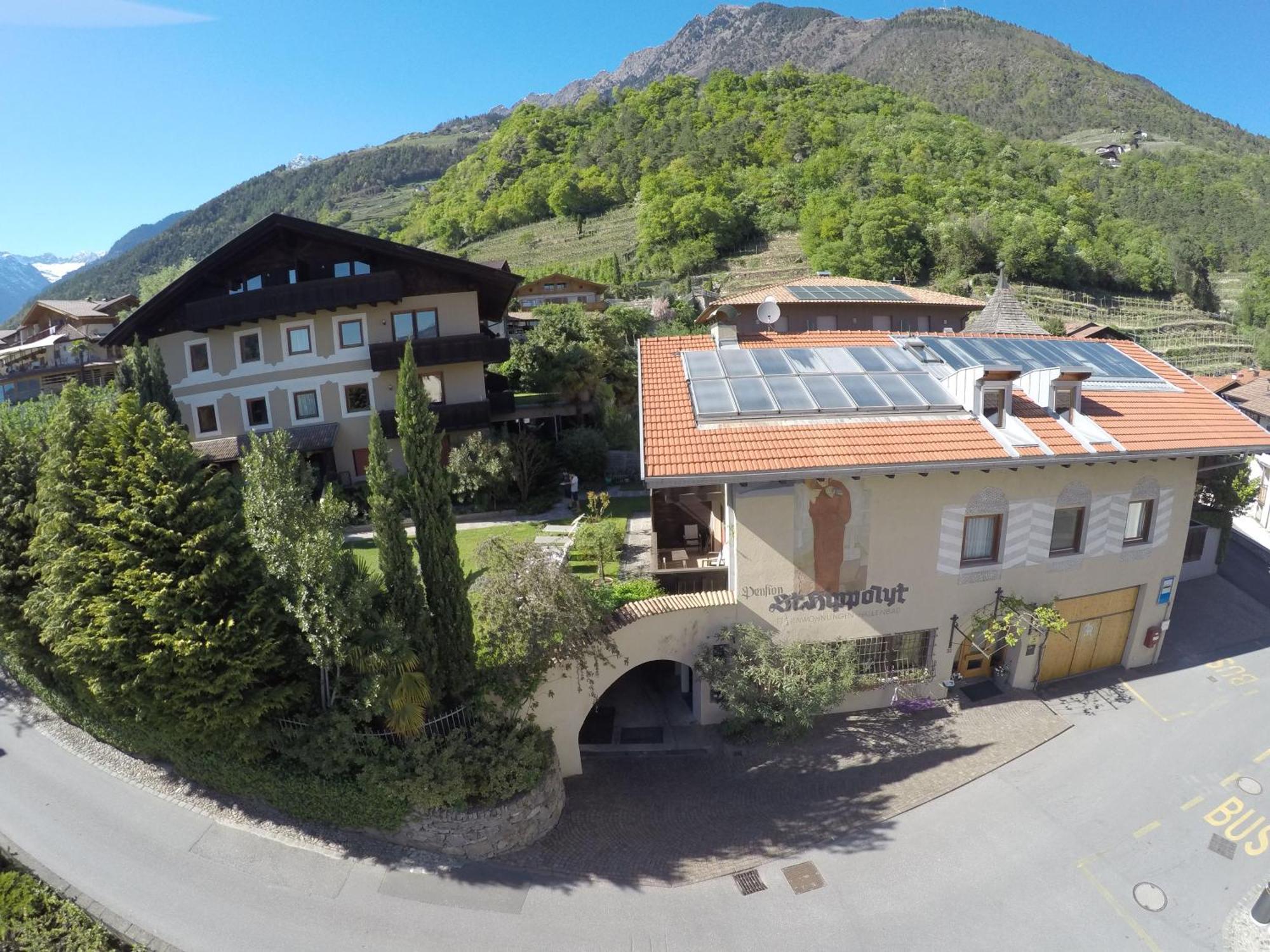 Ferienwohnungen St Hippolyt Mit Hallenbad Algund Exterior foto