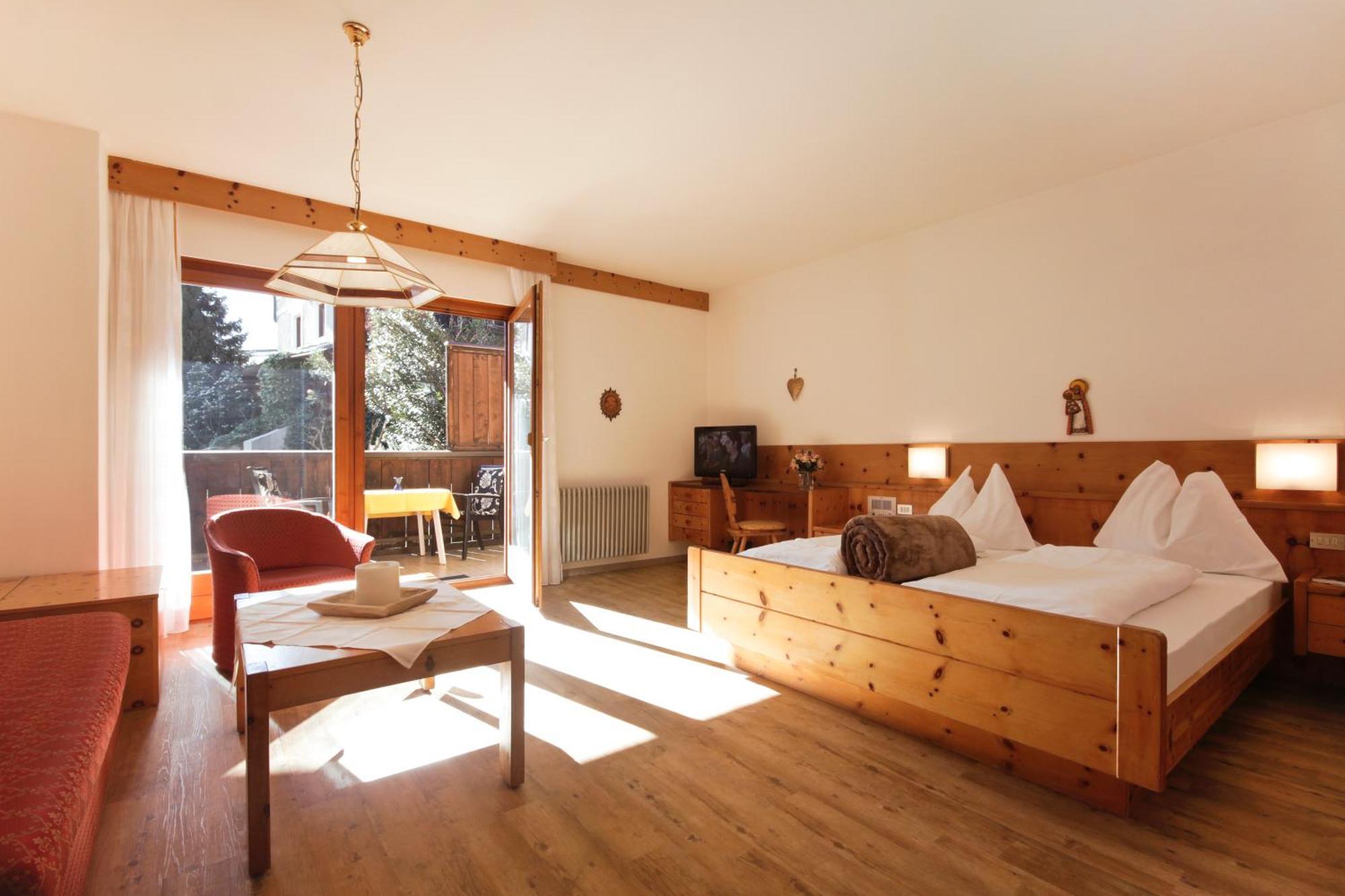 Ferienwohnungen St Hippolyt Mit Hallenbad Algund Exterior foto